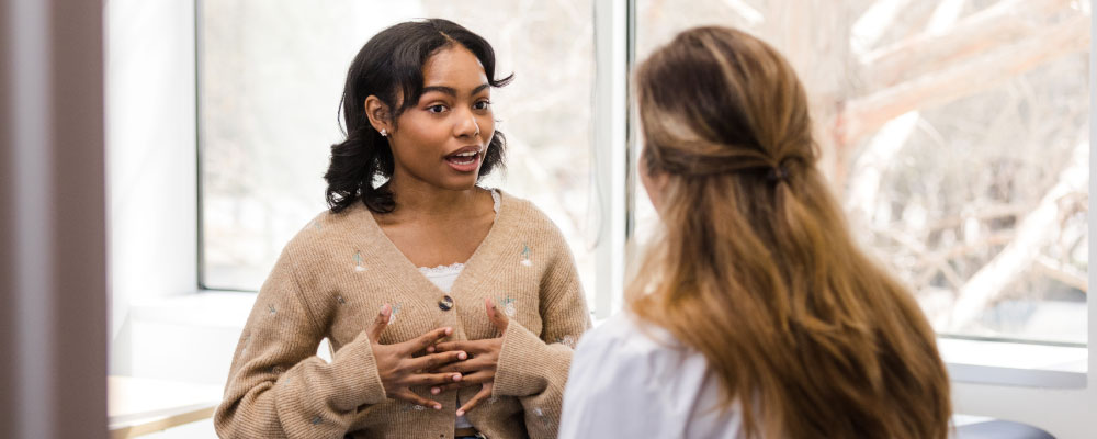 two people discussing endrometriosis and incontinence