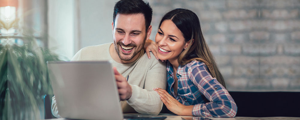 couple doing online shopping