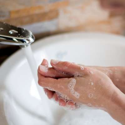 Händewaschen in der Spüle